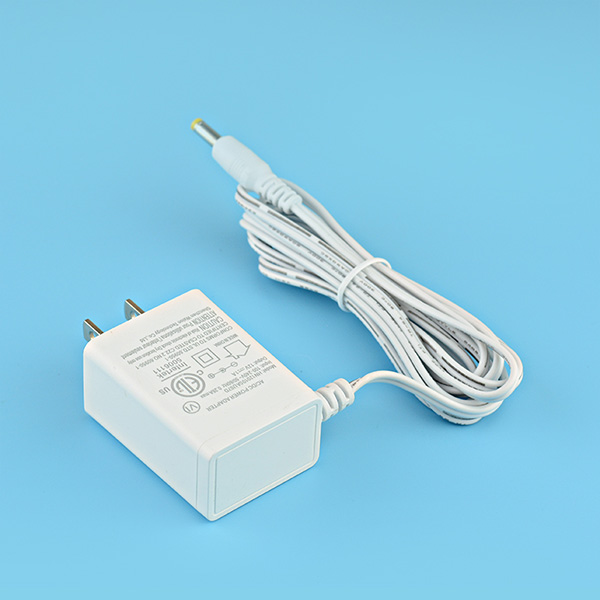 白色电源适配器9V1.2A